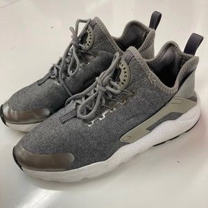 NIKE Huarache Women 9.5 Good Condition.